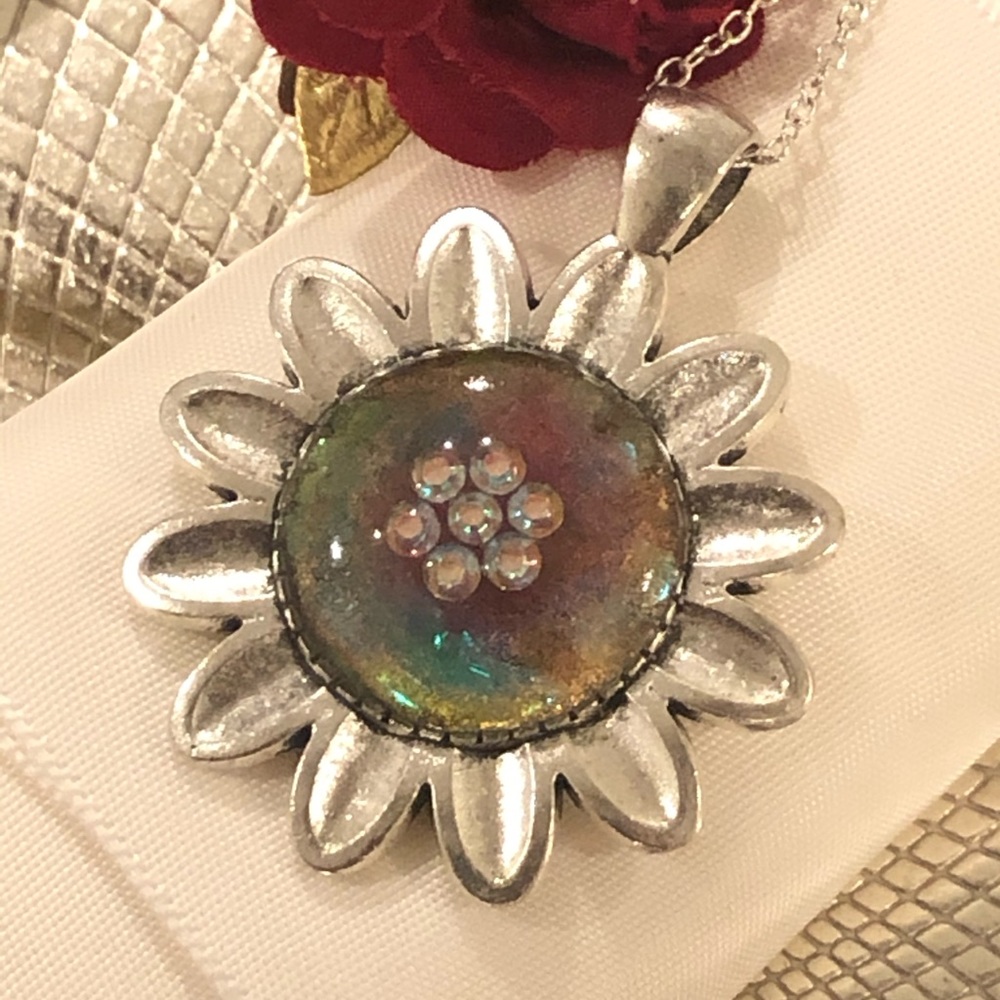 Daisy rhinestone pendant